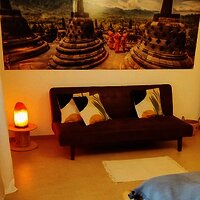 Schlafzimmer mit Schlafsofa und 180er Bett