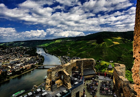 Burg Landshut hoch über der Mosel mit Blick auf Bernkastel-Kues