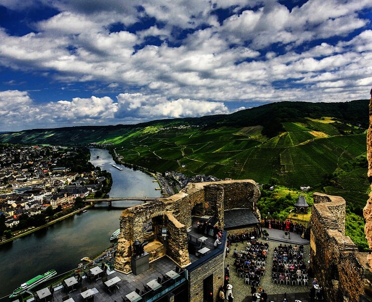 Burg Landshut hoch über der Mosel mit Blick auf Bernkastel-Kues