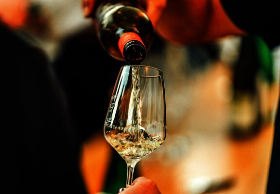Wein genießen am Weinstand