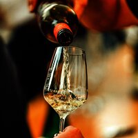Wein genießen am Weinstand