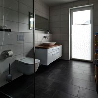 Badezimmer mit ebenerdiger Dusche
