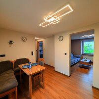 Essbereich mit angrenzendem Wohnzimmer