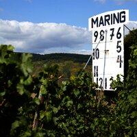 Sonnenuhr im Weinort Maring-Noviand