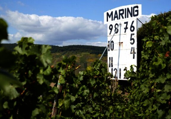Sonnenuhr im Weinort Maring-Noviand