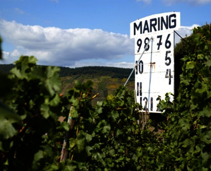 Sonnenuhr im Weinort Maring-Noviand