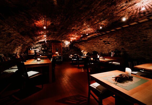 Gewölbekeller mit Sitzmöglichkeiten