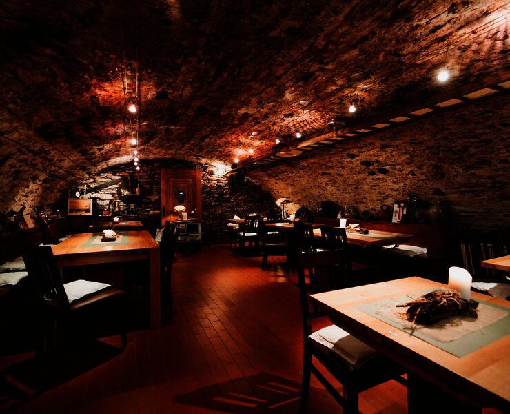 Gewölbekeller mit Sitzmöglichkeiten