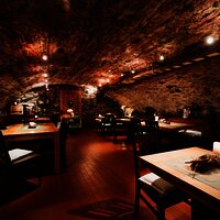 Gewölbekeller mit Sitzmöglichkeiten