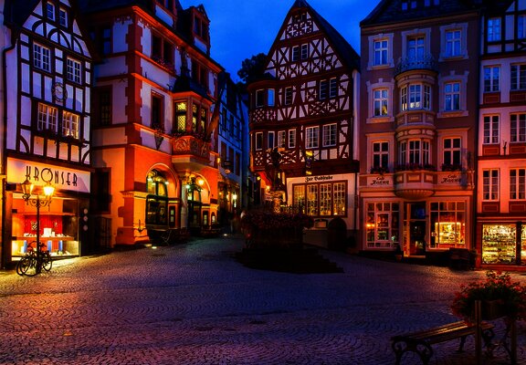Markplatz in Bernkastel-Kues mit Rathaus und Fachwerkhäusern