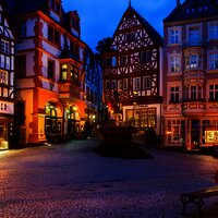 Markplatz in Bernkastel-Kues mit Rathaus und Fachwerkhäusern