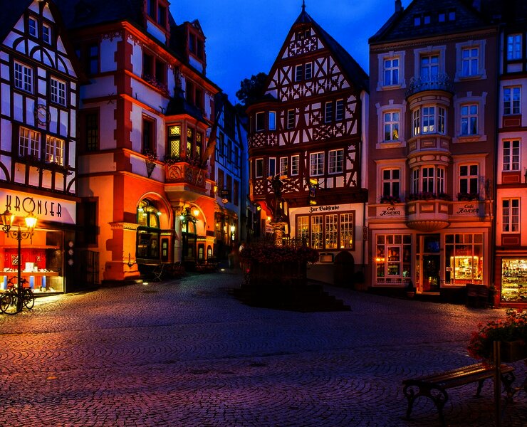 Markplatz in Bernkastel-Kues mit Rathaus und Fachwerkhäusern