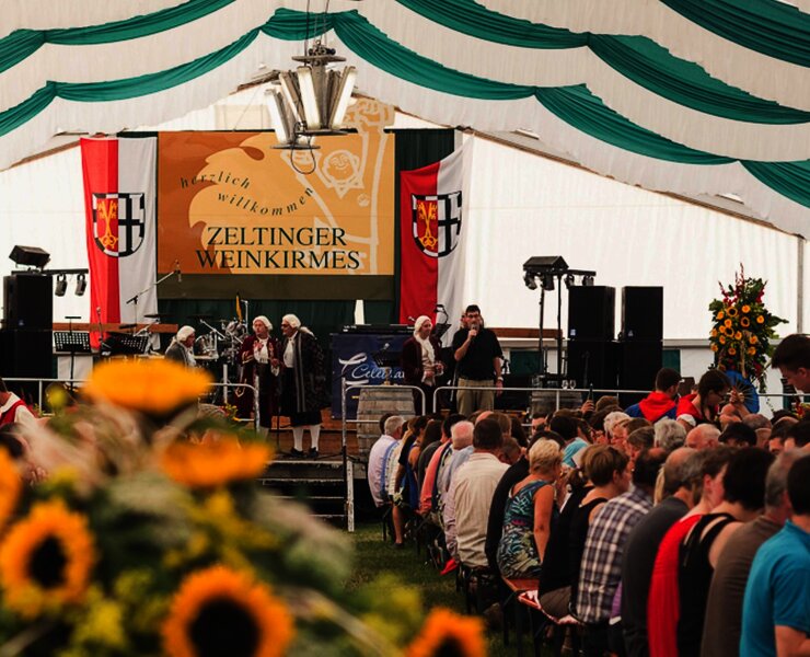 Im Festzelt während der Weinprobe