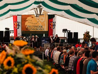 Im Festzelt während der Weinprobe