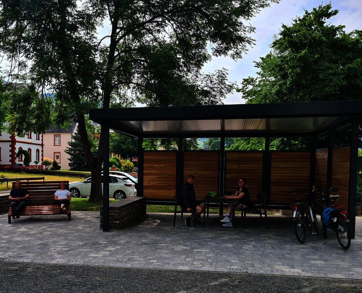 Mehrgenerationenplatz neben dem Spielplatz