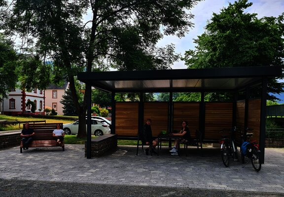 Mehrgenerationenplatz neben dem Spielplatz