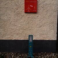 Ladestation Burgen mit Schild