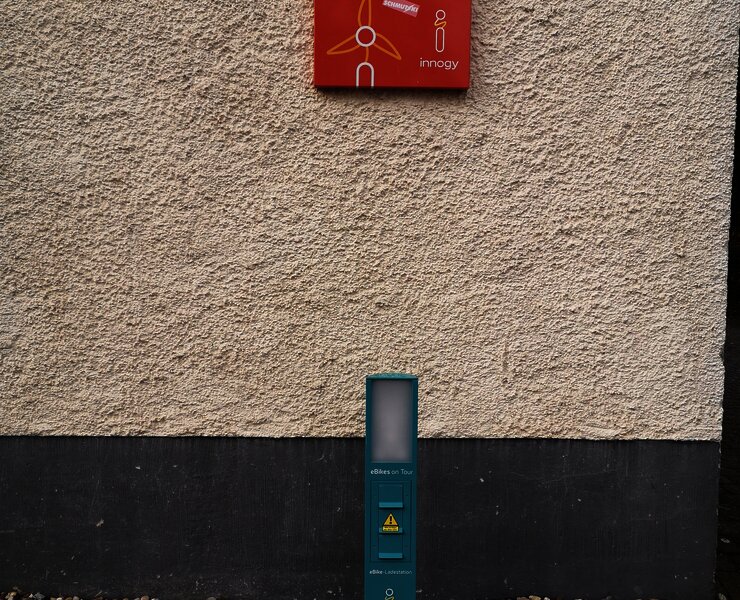 Ladestation Burgen mit Schild