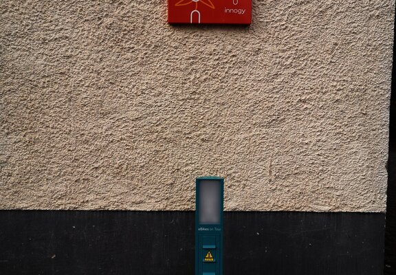 Ladestation Burgen mit Schild