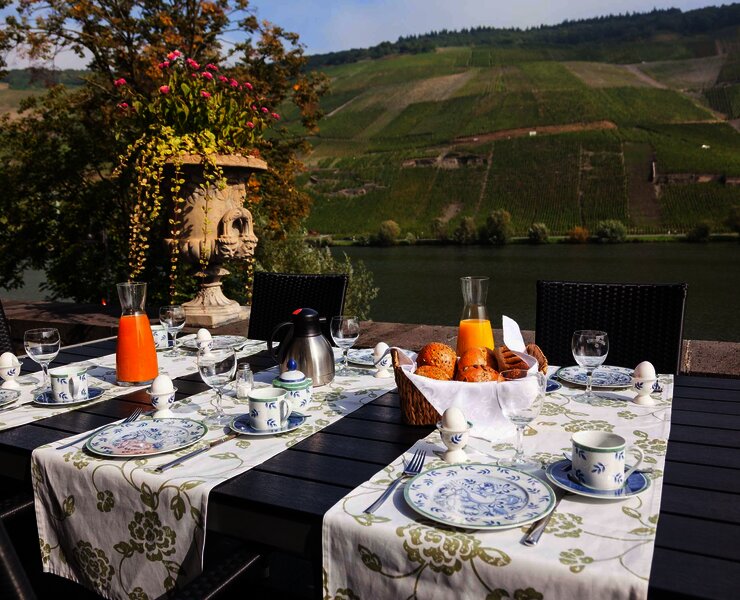 Schöne Aussicht beim Frühstück