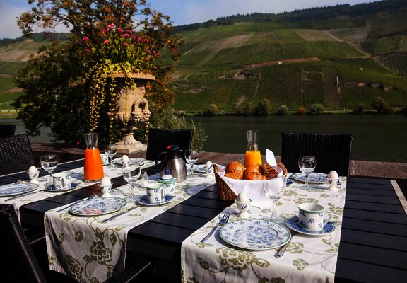 Schöne Aussicht beim Frühstück