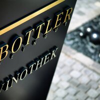 Schild des Weinguts Bottler