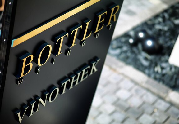 Schild des Weinguts Bottler