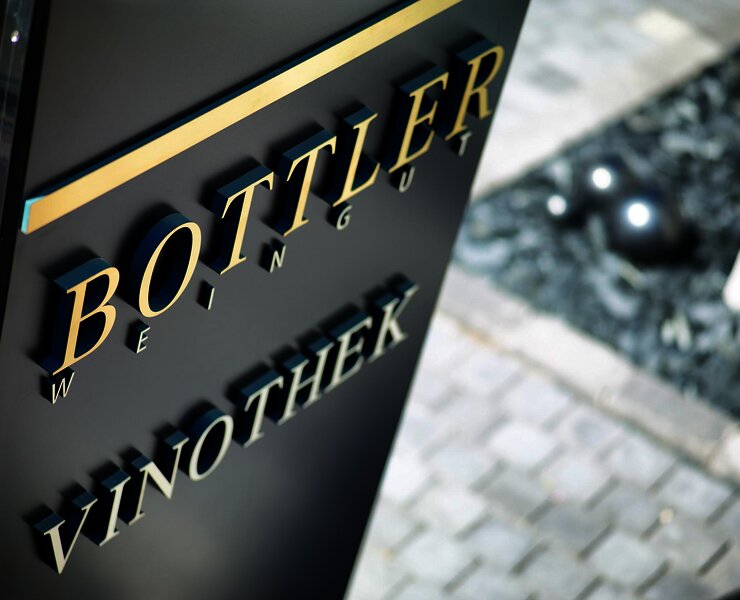 Schild des Weinguts Bottler