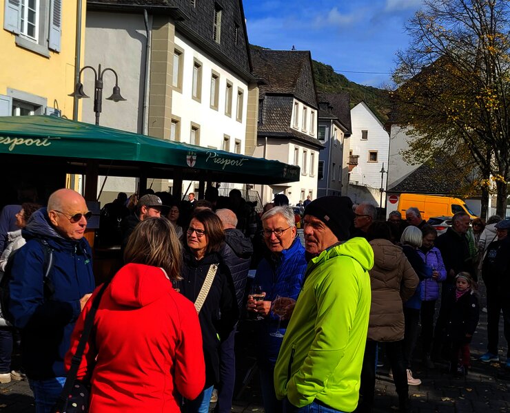 Ausonius trinkt Federweißer