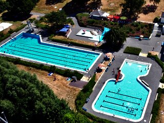 Das Bild zeigt das Freibad in Morbach mit zwei Becken.