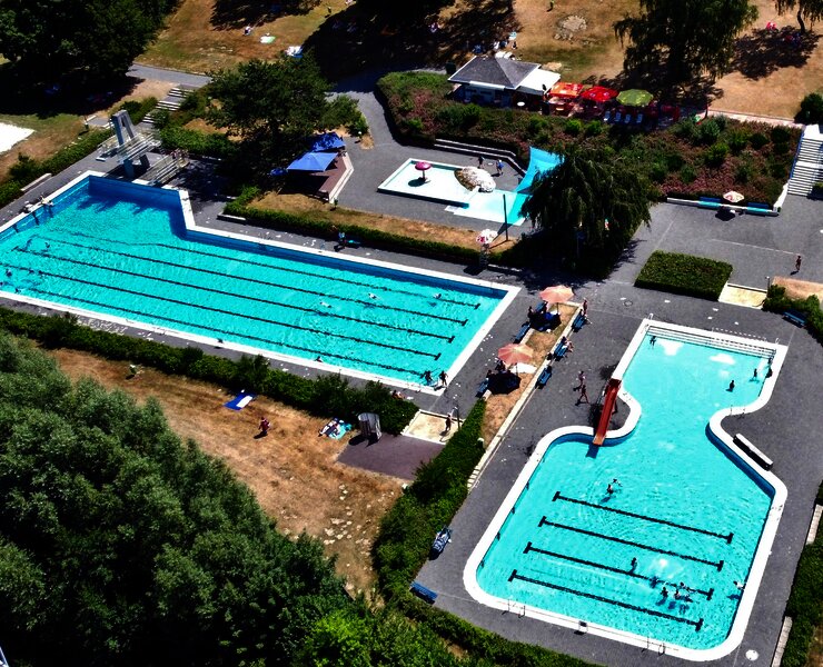 Das Bild zeigt das Freibad in Morbach mit zwei Becken.