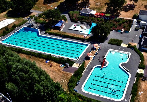 Das Bild zeigt das Freibad in Morbach mit zwei Becken.
