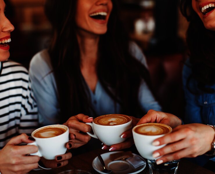 Cafe mit Freunden genießen