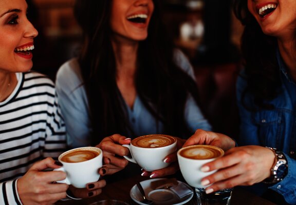 Cafe mit Freunden genießen