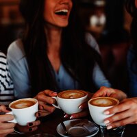 Cafe mit Freunden genießen