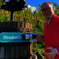 Stadtführer Sebastian Quint mit Weinkelter
