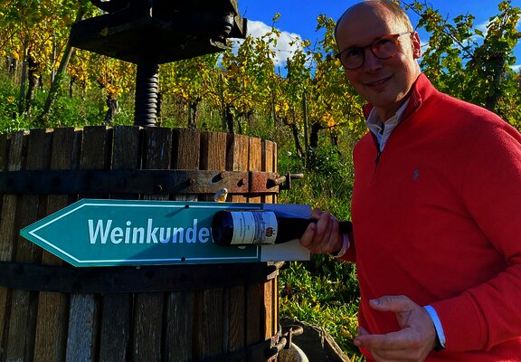 Stadtführer Sebastian Quint mit Weinkelter