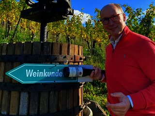 Stadtführer Sebastian Quint mit Weinkelter