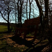 Ruheinsel mit der "Riesenbank" am Hochgerichtsweg