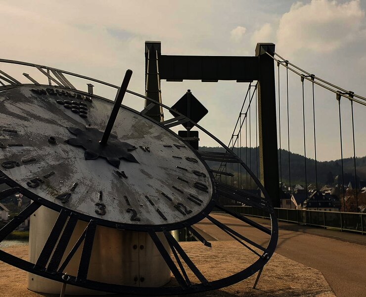 Sonnenuhr bei der Hängebrücke Wehlen