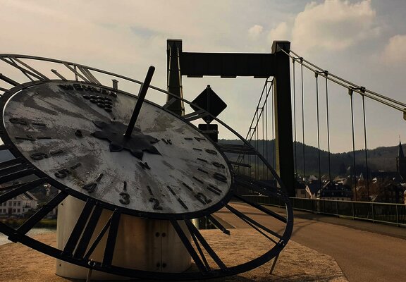 Sonnenuhr bei der Hängebrücke Wehlen