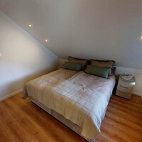 Separates Schlafzimmer mit Boxspringbett 180x200cm