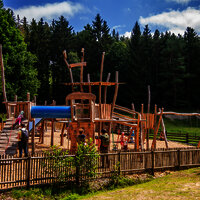 Das Bild zeigt einen großen Spielplatz.