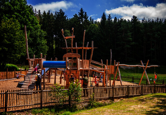 Das Bild zeigt einen großen Spielplatz.