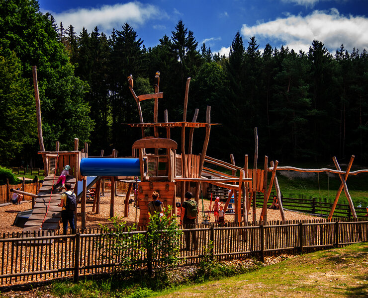 Das Bild zeigt einen großen Spielplatz.