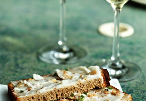 Schmalzbrot zu Wein