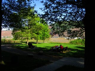 Rastplatz und Ruhebank in der Nähe der Waldkapelle