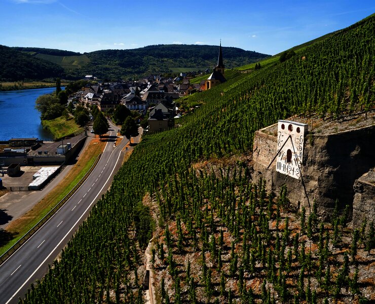 Sonnenuhr Zeltingen in den Moselweinbergen