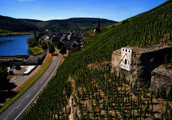 Sonnenuhr Zeltingen in den Moselweinbergen