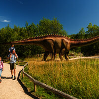 Das Bild zeigt eine Familie im Dinopark Teufelsschlucht.